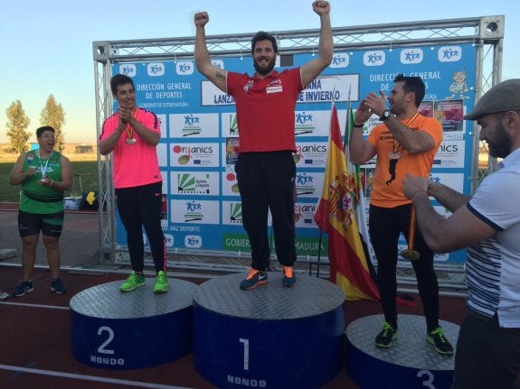 Javier Cienfuegos celebra su quinto título de campeón de España en Montijo. :: javier bazo