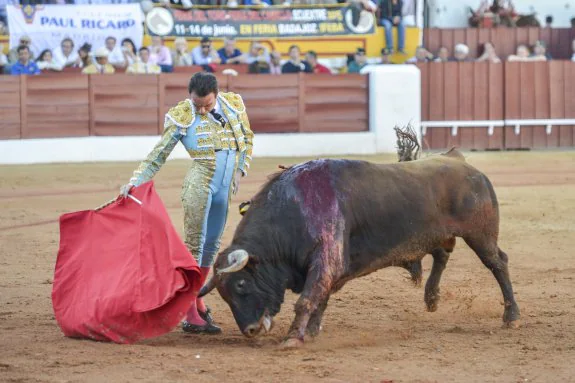 Enrique Ponce torea con la derecha al toro de Domingo Hernández que abrió la corrida