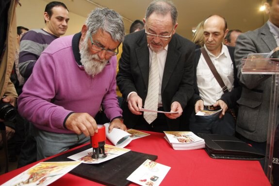 Asistentes a la presentación del sello de la capitalidad. :: armando