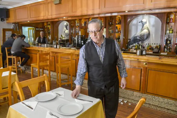 Juan Manuel Palomo continúa atendiendo a los clientes en su bar, ubicado en Valdepasillas. :: j. v. arnelas