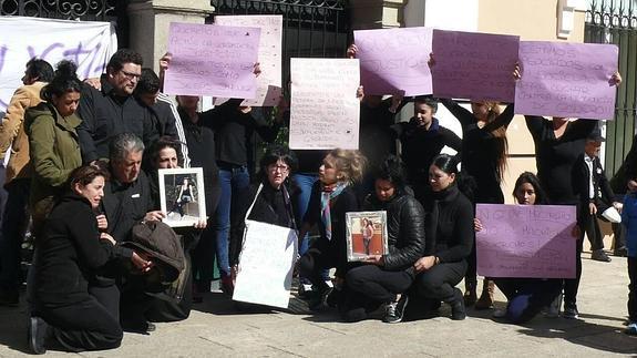 Familiares de la joven fallecida, con fotos suyas, en la concentración en Navalmoral de la Mata