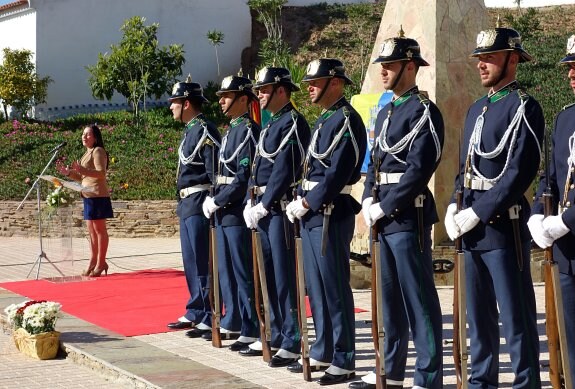 Momento del acto de inauguración de la plaza y el monumento en honor del teniente Antonio Augusto Seixas el pasado sábado. :: E.R.