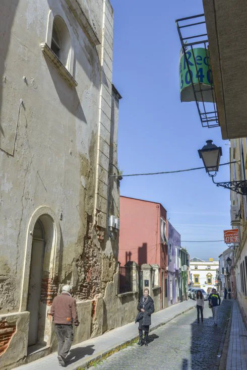 El convento con la sede actual de la escuela al fondo. :: j. v. a.