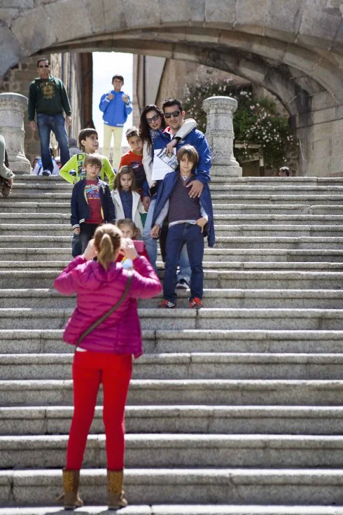 Turistas bajo el arco de la Estrella, en Cáceres. :: hoy