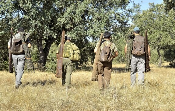 Un grupo de cazadores se dirige a sus puestos. :: hoy