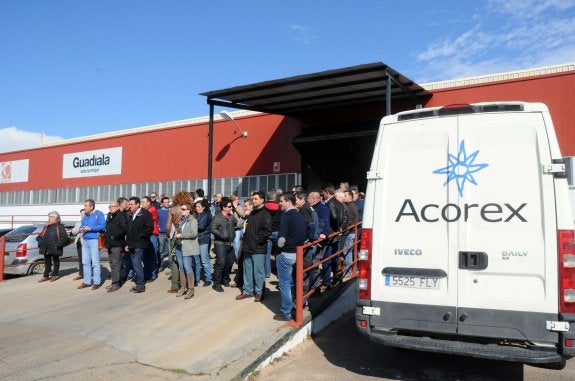 Concentración de trabajadores de Acorex y sindicatos, ayer, en la sede del grupo en Mérida. :: BRÍGIDO