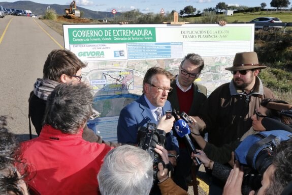 Víctor del Moral ante el plano del proyecto y al fondo la excavadora que sirvió como 'decorado'. :: a. solé