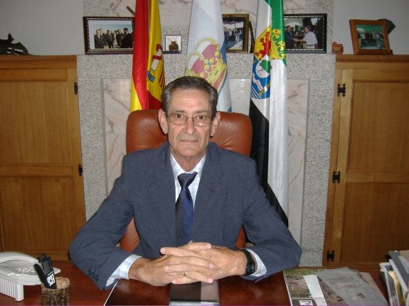 El alcalde, Isidoro Díaz, en su despacho. :: m.a.m.