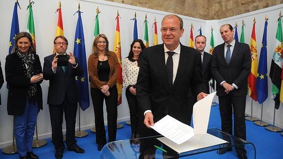 El presidente de la Junta, José Antonio Monago, firmó el decreto por el que se convocan elecciones a la Asamblea de Extremadura