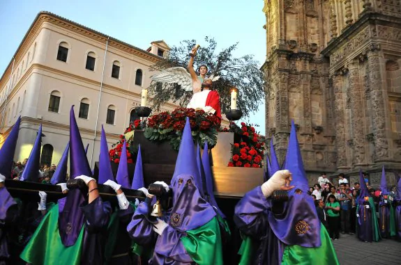 Paso de la Oración en el Huerto, a su salida de la catedral el año pasado, la primera vez que desfiló con la Cofradía del Silencio. :: david palma