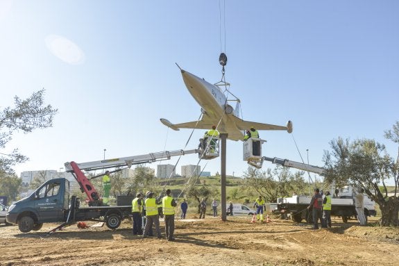 Los operarios instalan el F-5 en la rotonda de acceso a la Pilara. :: josé vicente arnelas