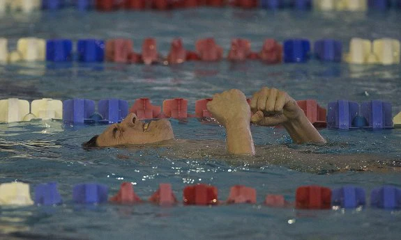 Miguel Durán celebra su victoria en los 400 metros libre antes de salir de la piscina. :: Ñito Salas