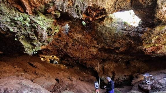 Primeros Pobladores vuelve a excavar en la cueva del Conejar