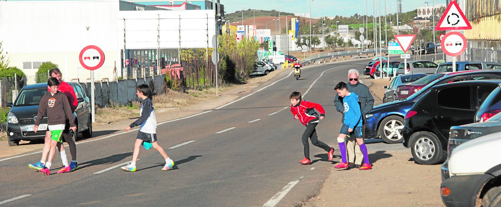 Niños saliendo de los campos de fútbol de la federación, en el tramo final de Ricardo Carapeto :: Pakopí