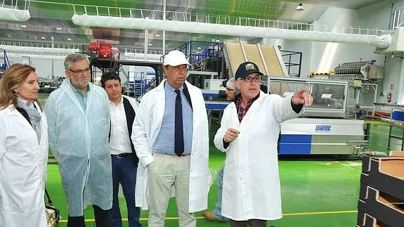 López Iglesias, en su visita a una empresa de Malpartida. 