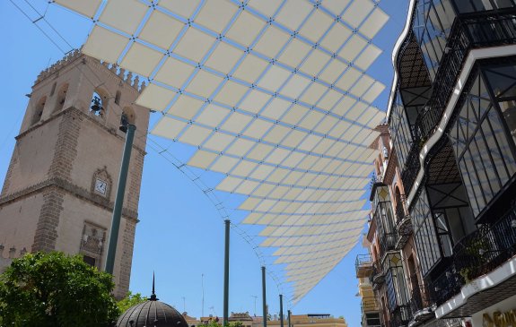 Los toldos blancos colocados en la plaza de España el verano pasado. :: hoy