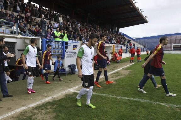 Salida de los futbolistas al Francisco de la Hera en el partido de la primera vuelta entre Extremadura y Mérida. :: j. m. romero