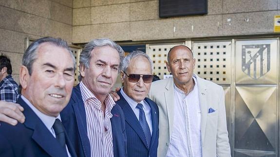 Adelardo, Bermejo, Melo y Eusebio en las puertas del estadio Vicente Calderón