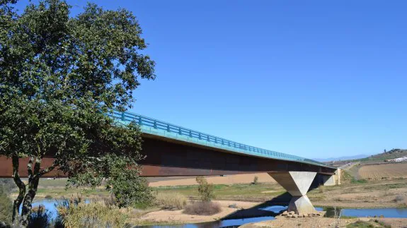 Puente 'Rodríguez Ibarra' sobre el río Guadiana de Villanueva. :: f. h.
