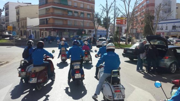 Miembros del Vespa Club Tierra de Barros. :: g. c.