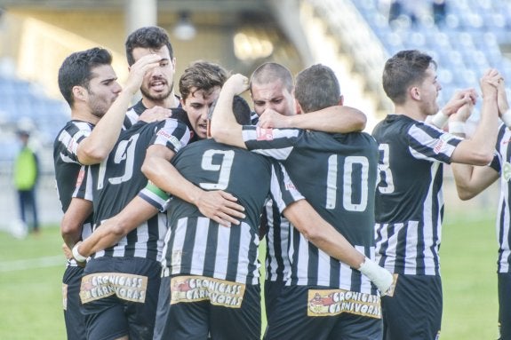 Los jugadores del Badajoz felicitan a Copito por su gol ante el Castuera. :: J. V. ARNELAS