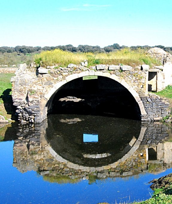 Ermita lacustre de El Salvador, situada entre Cáceres y Badajoz. :: E.R.