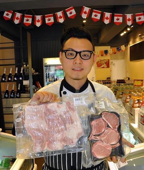 El cerdo ibérico ya está en los principales supermercados y tiendas gourmet de la isla. EFE/Francisco Luis Pérez