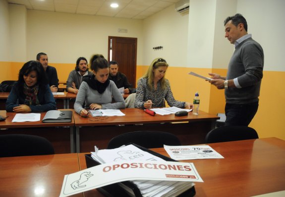 Aspirantes a las oposiciones de la Junta de Extremadura se preparan en una academia de Mérida. :: HOY