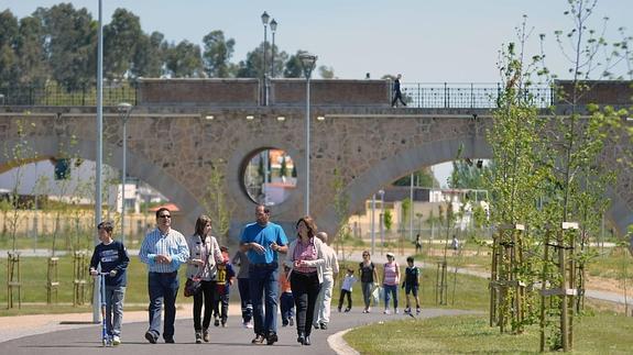 Paseantes caminando por el parque del río::  HOY