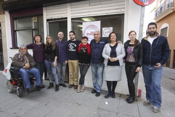 Algunos de los integrantes de la lista de Mérida Puede, delante de su sede. :: j. m. romero
