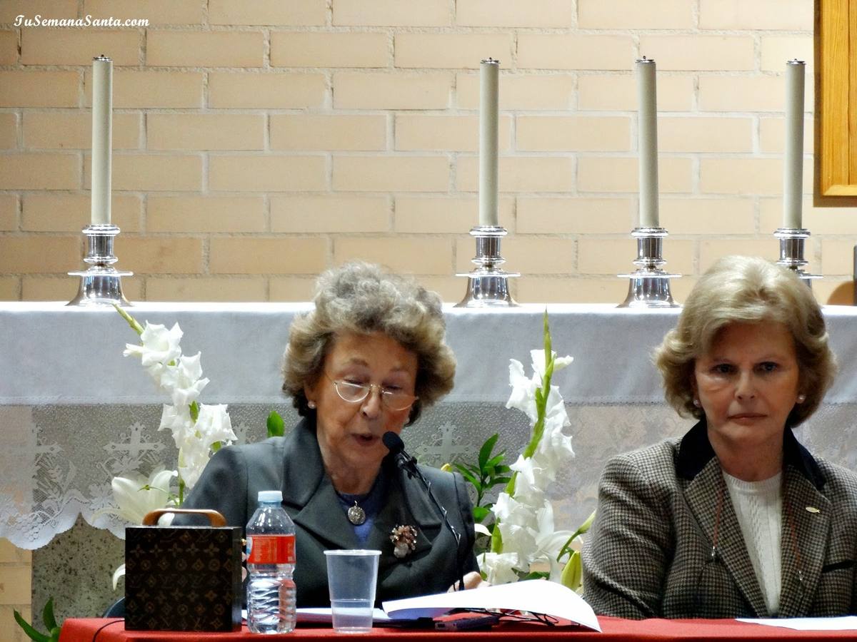 Asun Aguirrezábal, a la izquierda, acompañada de Pilar de Oriol durante la charla. :: tusemanasanta.com