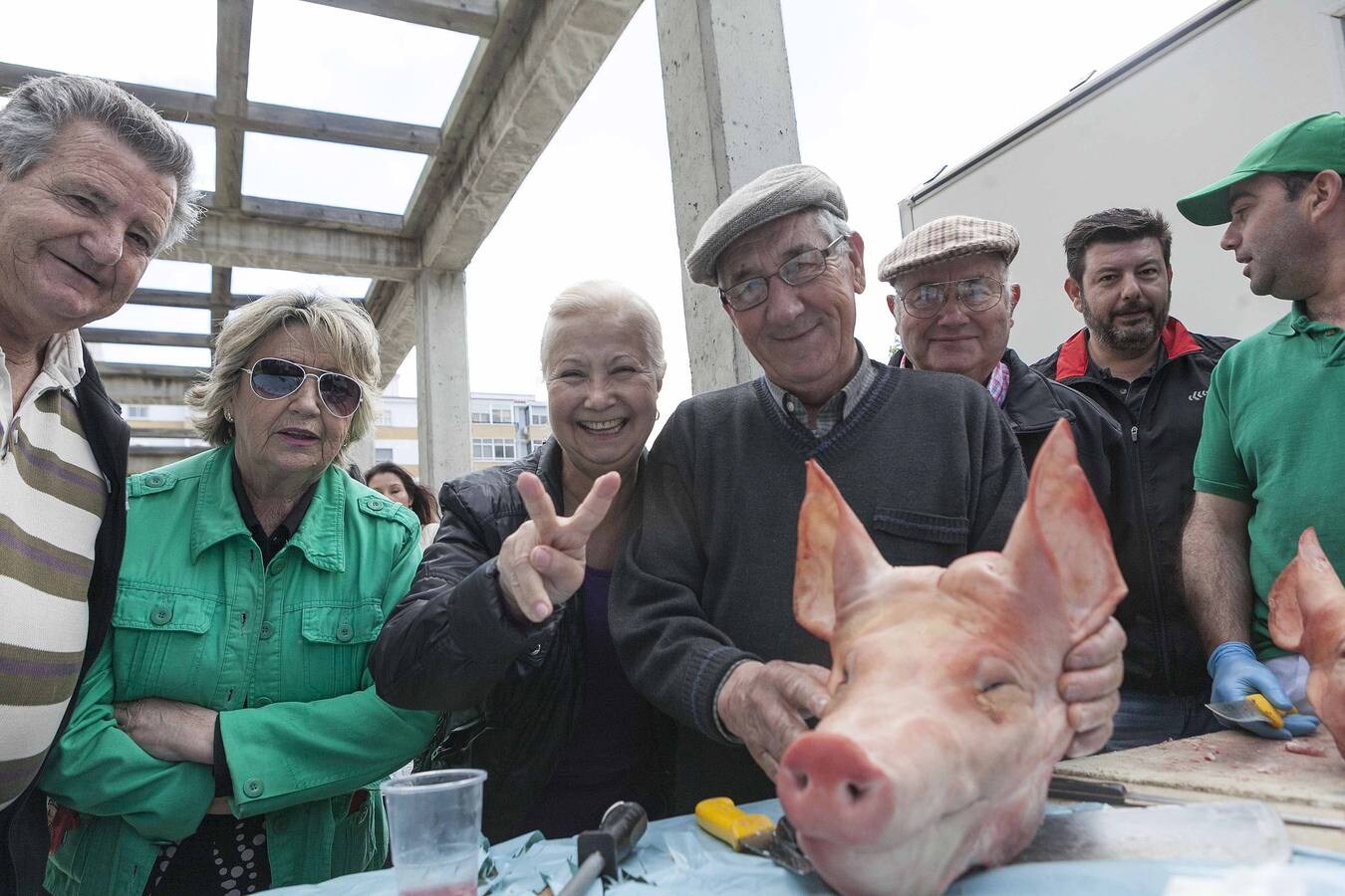 La cabeza de uno de los dos cerdos que ayer se comieron en el I Festejo Gastronómico. :: jorge rey