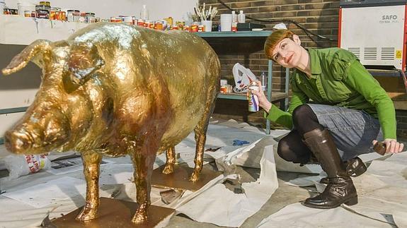 Dulce Escribano y Paz López pintan un cerdo de la Iberian Pork Parade