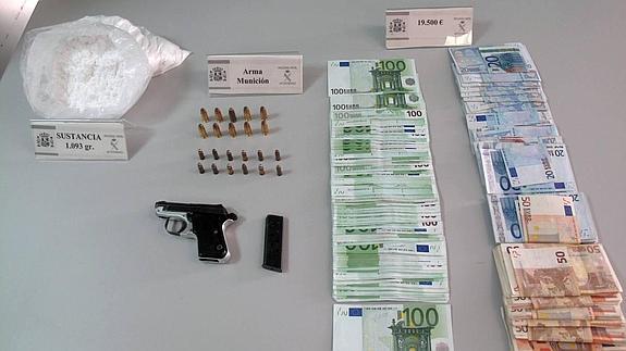 Detienen a dos vecinos de Badajoz con una pistola, 19.500 euros y más de un kilo de sustancia en polvo