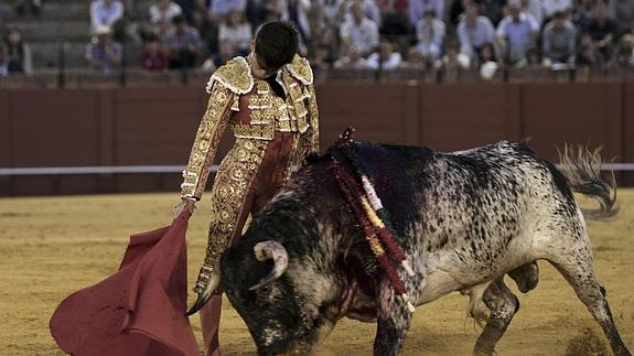 El novillero José Garrido durante la faena a su segundo el pasado año en Sevilla cuando salió a hombros por la Puerta del Príncipe .