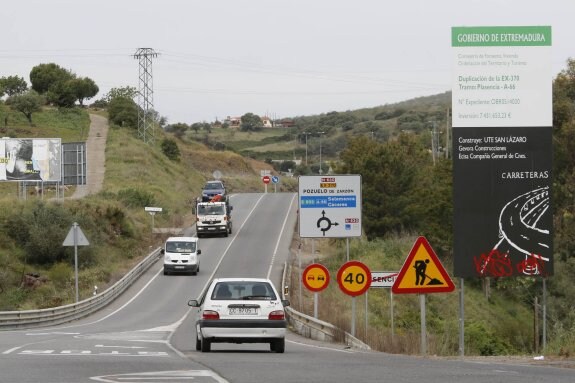 Un cartel en cada extremo del tramo que se desdoblará y las señales de obra son todo lo que hay de los trabajos hasta la fecha. :: andy solé