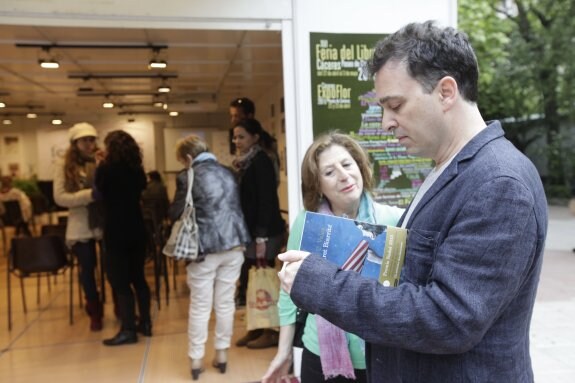 José C. Vales, antes de la presentación de su novela en la feria del libro cacereña. :: l. cordero