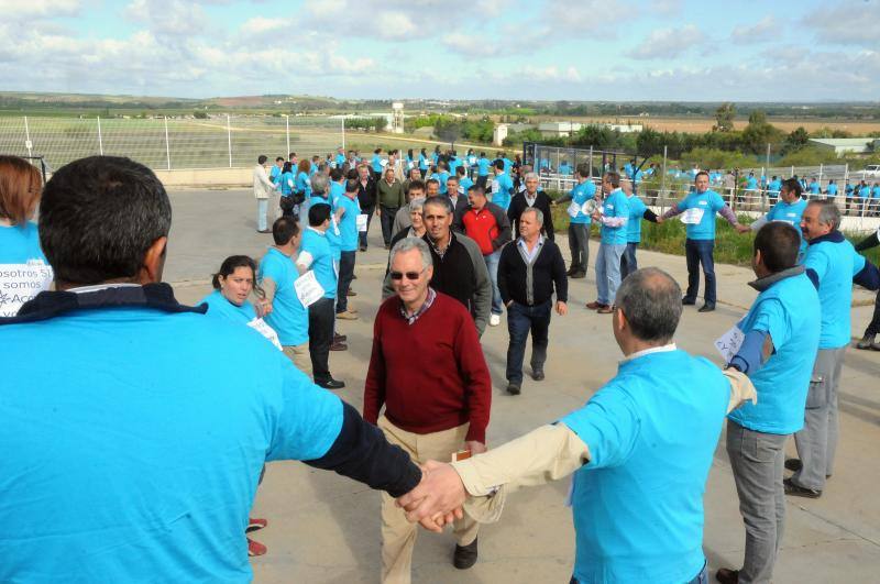 Los trabajadores de Acorex han formado una cadena humana antes de la reunión de esta mañana