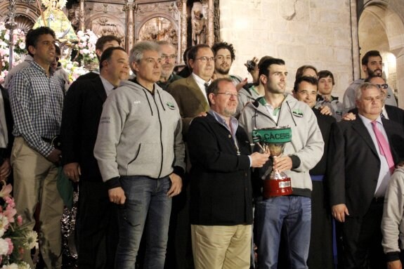 El presidente Sánchez, Bohigas y Parejo con la alcaldesa Nevado. A la derecha, la ofrenda a la Virgen de la Montaña. :: rubén guardado