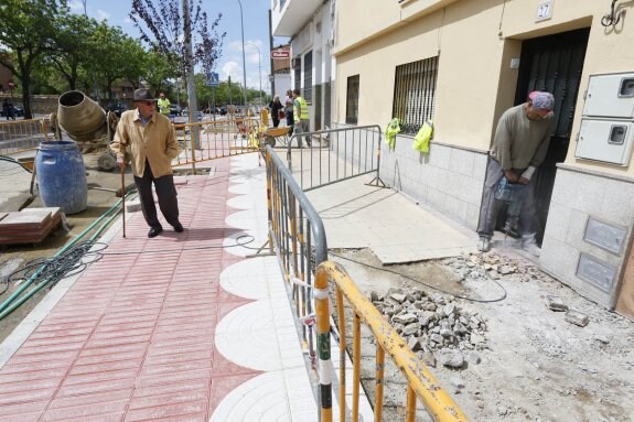 Obras de renovación del acerado, esta semana en la avenida Cañada Real. :: andy solé