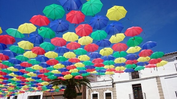 Los mil paraguas multicolores son además un reclamo turístico. 
