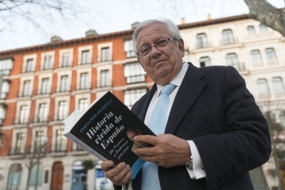 Fernando Jáuregui con su último libro, 'Historia vivida de España'. :: HOY