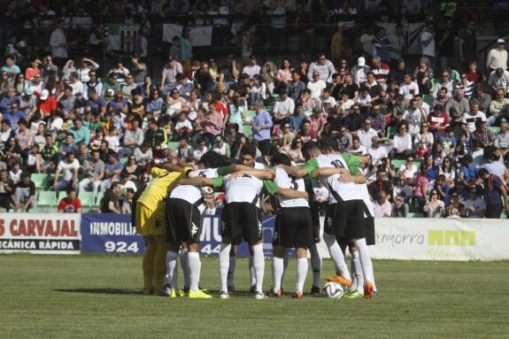 La plantilla del Mérida se conciencia antes de un partido. :: HOY