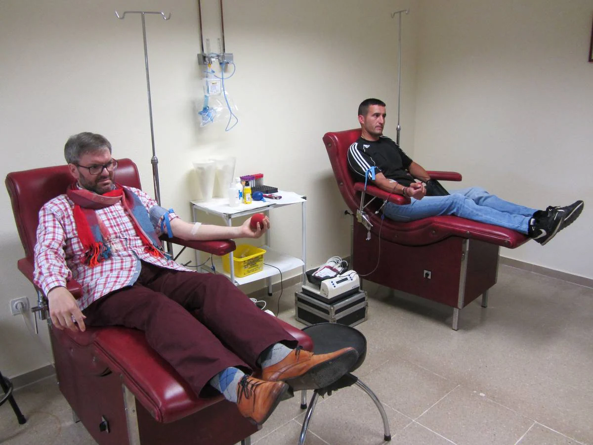 Víctor Cascos es uno de los ciudadanos que ha acudido esta mañana al hospital Infanta Cristina para donar sangre y sumarse a la iniciativa promovida por la Fundación Triángulo:: HOY