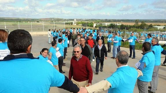 Los trabajadores de Acorex realizando una cadera humana