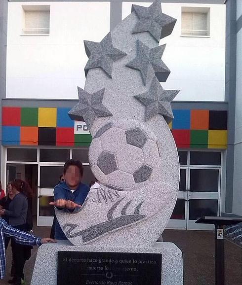 Imagen del monolito inaugurado en recuerdo de los cinco ninños fallecidos en Castuera