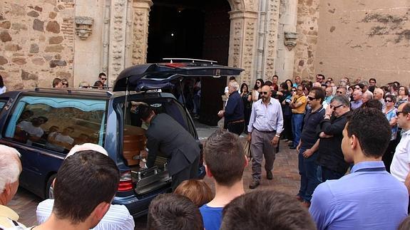 El joven fallecido ayer en Guijo de Santa Bárbara ha sido enterrado hoy en Almendralejo