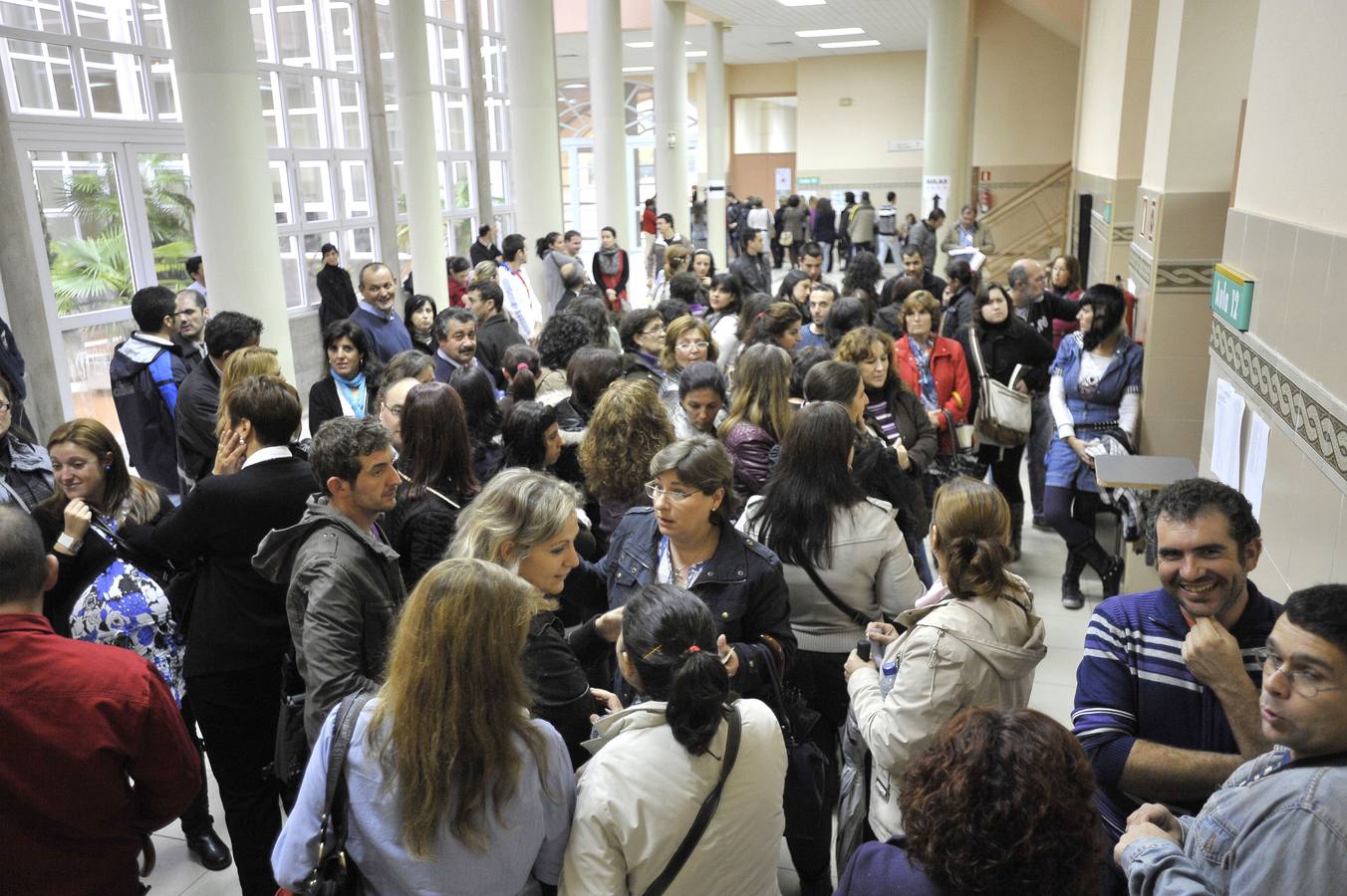 Noviembre de 2011, opositores a las plazas de camarero-limpiador esperan para hacer el examen.