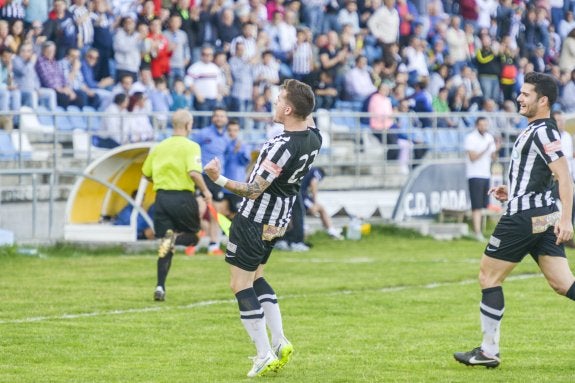 Abraham Pozo celebra con la afición uno de sus goles. :: arnelas