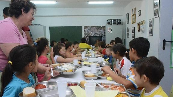 Asistentes a un comedor de verano en Badajoz en el 2013, primer año del programa. 